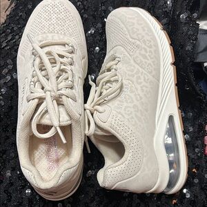 Skechers Women's Cream/Beige Air-Cushioned Lace-Up Sneakers. Size 8.5